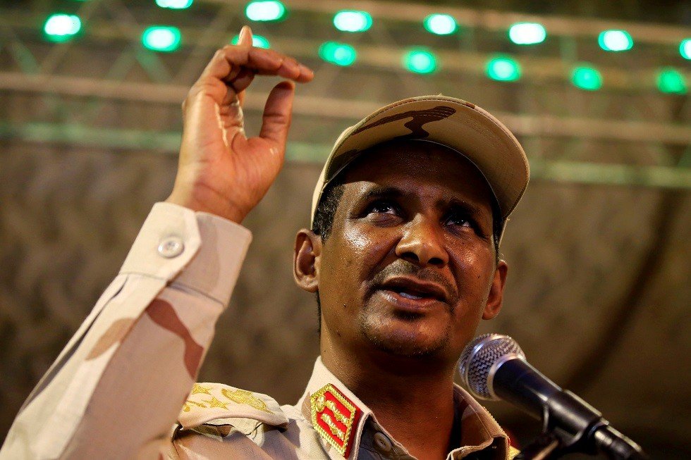 صحيفة سودانية: ظهور أحد مساعدي البشير مع حميدتي في الرياض 