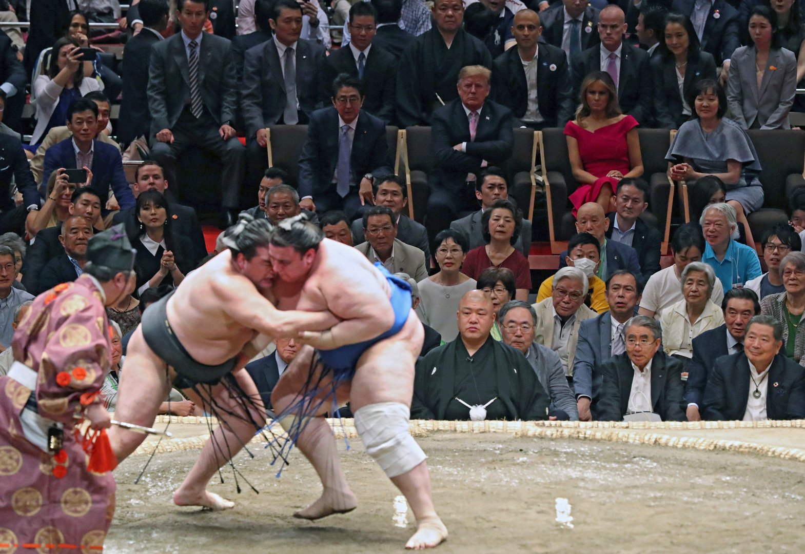 شاهد.. الرئيس الأمريكي ورئيس الوزراء الياباني في مصارعة السومو 