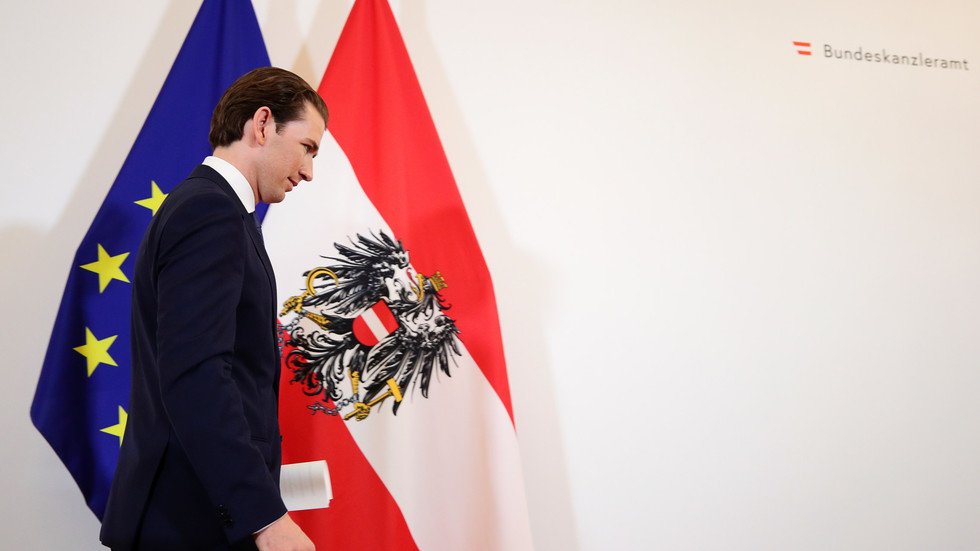 الرئيس النمساوي يعفي كورتس وحكومته