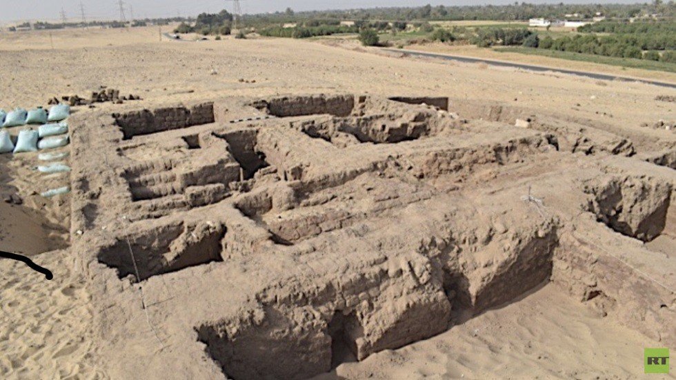 مصر.. الكشف عن بقايا بيت أثري يرجع للعصر البطلمي 