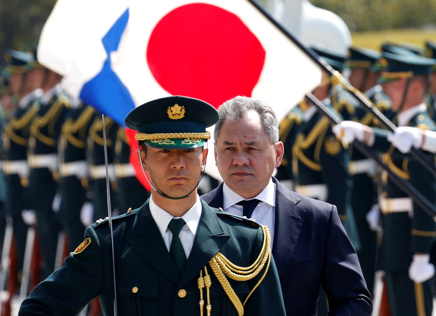 شويغو أول وزير دفاع أجنبي يزور مقر قيادة القوات البرية اليابانية (صور)