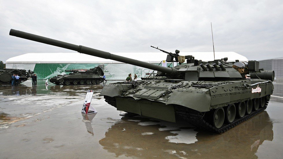 رئيس أركان الجيش الياباني على دبابة روسية في ضواحي موسكو