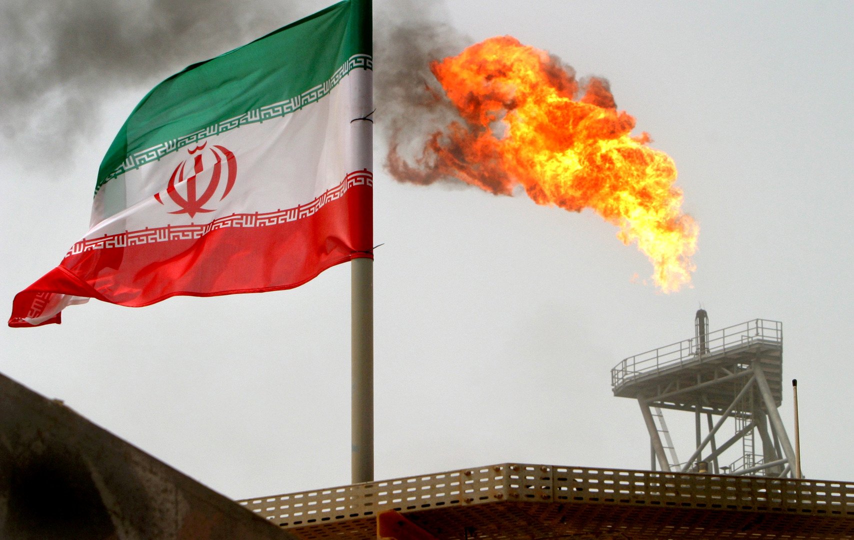 واشنطن: سنعاقب أي دولة تشتري النفط من إيران!