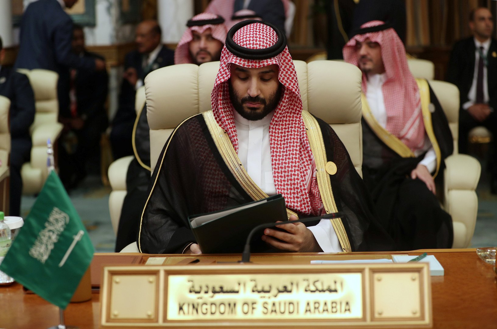 ردهة قصر الصفا تشهد مصافحة بين ولي العهد السعودي ورئيس الوزراء القطري