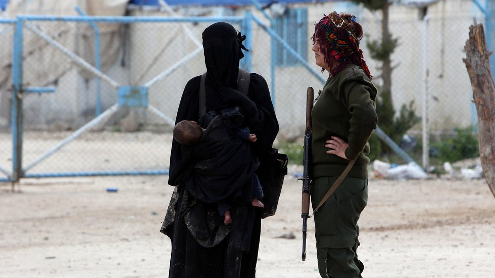 الإدارة الكردية في الشمال السوري تفرج عن مئات النساء والأطفال من عوائل "الدواعش"