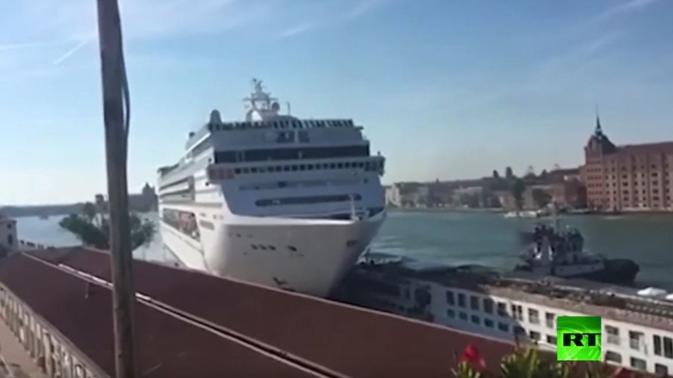 شاهد... سفينة عملاقة تصطدم بمركب سياحي في البندقية