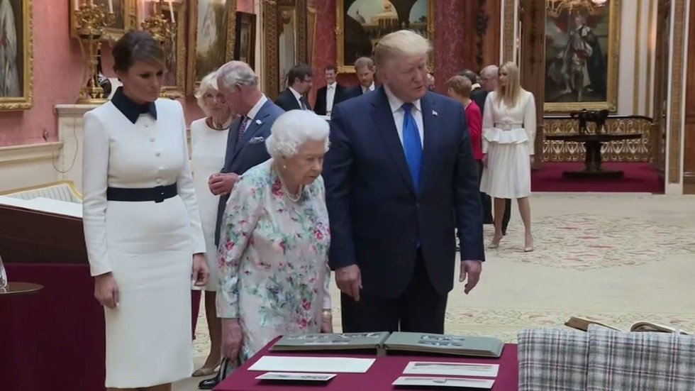شاهد.. إليزبيث الثانية تعرض تحفها الملكية أمام ترامب وميلانيا وإيفانكا