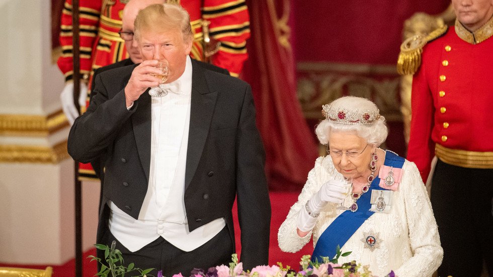 ترامب في حضرة إليزابيث الثانية.. فصل جديد من الخروج عن البروتوكول الملكي