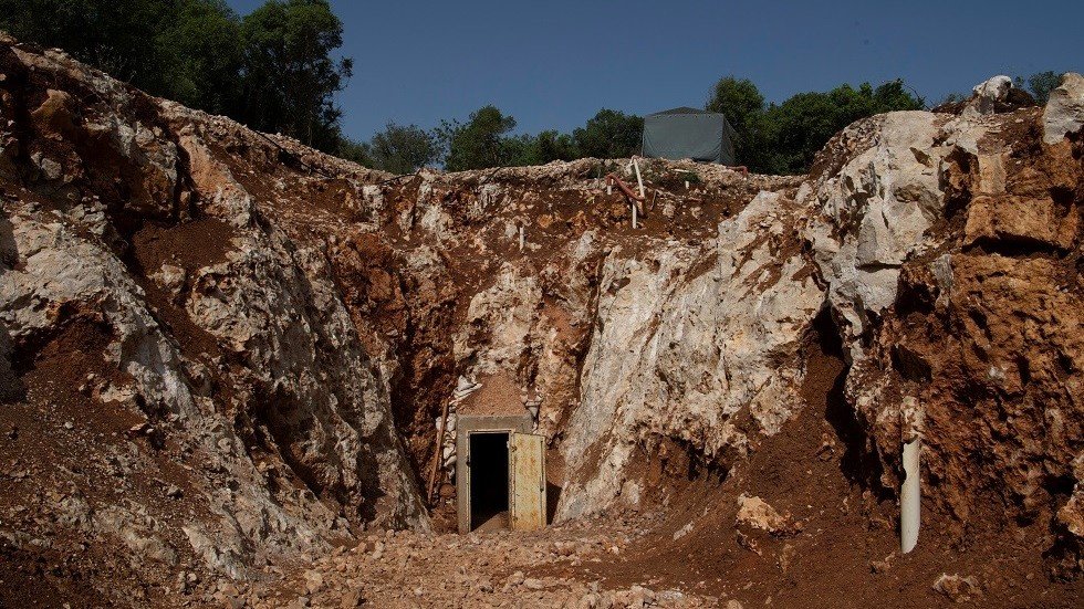 (صور+فيديو).. إسرائيل تعرض نفقا عابرا للحدود مع لبنان بعمق 22 طابقا