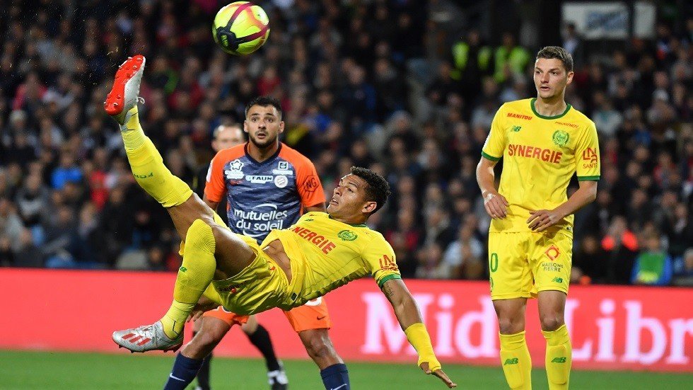 البرازيلي كارلوس ينتقل إلى إشبيلية لخمس سنوات