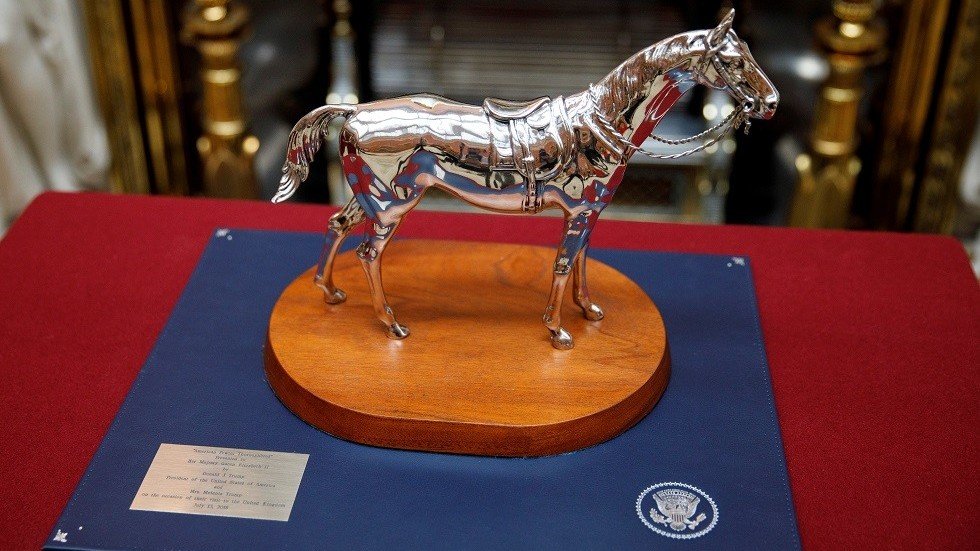 ترامب في موقف محرج أمام الملكة إليزابيث وموظف في القصر ينقذ الموقف!