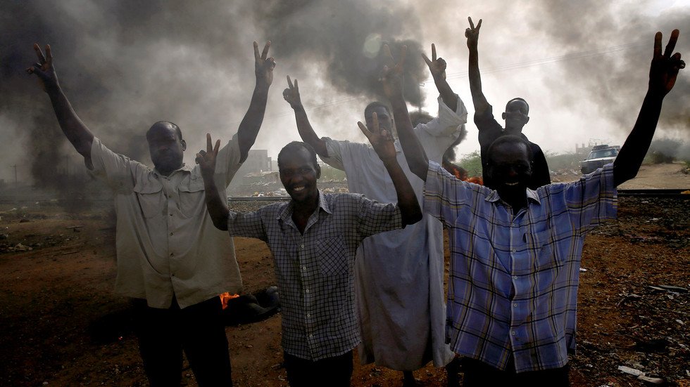 طهران تدعو "العسكري السوداني" لنقل السلطة إلى الشعب