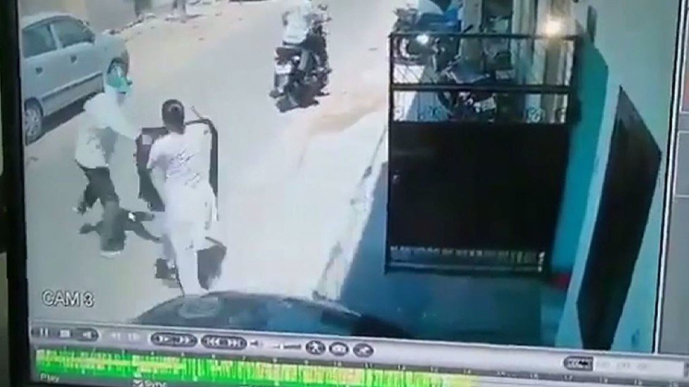 شاهد.. عملية سرقة فاشلة في وضح النهار تحت تهديد السلاح بطلتها امرأة