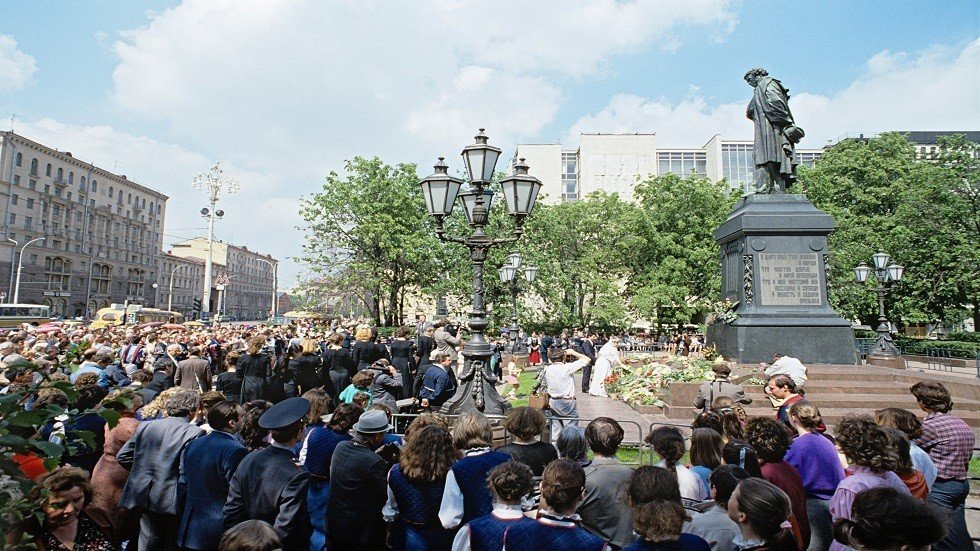 الصينيون يرددون أشعار بوشكين  في يوم اللغة الروسية