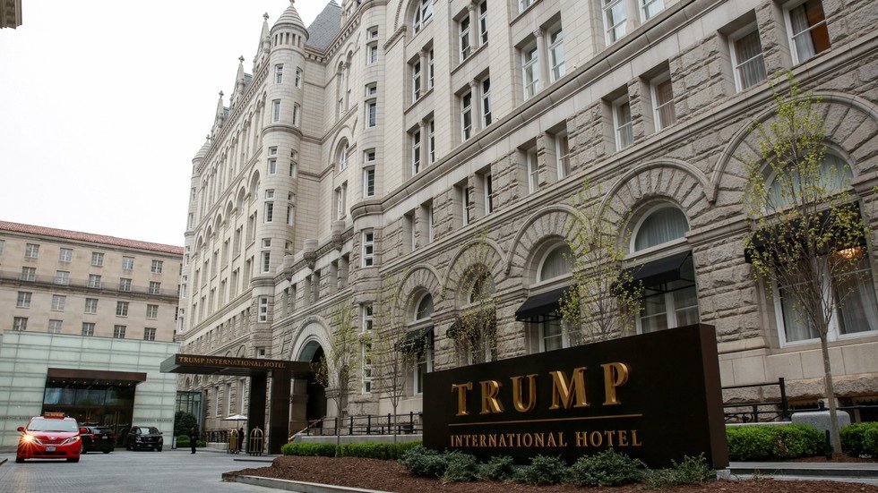 سياسي عراقي.. من سجن صدام إلى غرفة فاخرة في فندق ترامب!