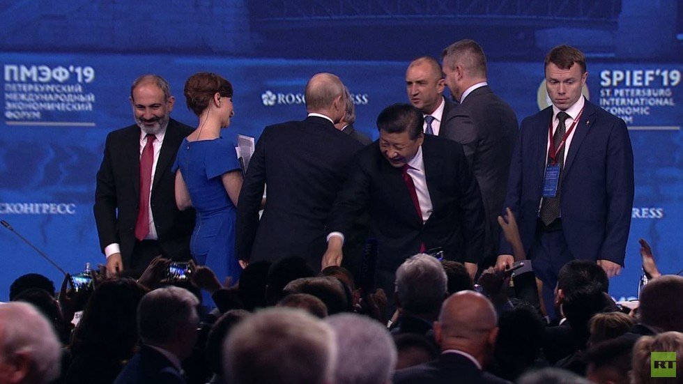 الرئيس الصيني كاد يسقط من منصة منتدى بطرسبوغ وحرس بوتين يتدخل