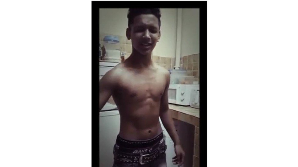 مراهق كاد أن يلقى حتفه بسبب ضغطه على عضلاته!