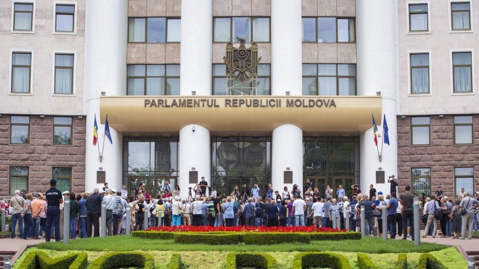 برلمان مولدوفا يختار رئيسة له ورئيسة للوزراء.. والمحكمة الدستورية تبطل قراراته 