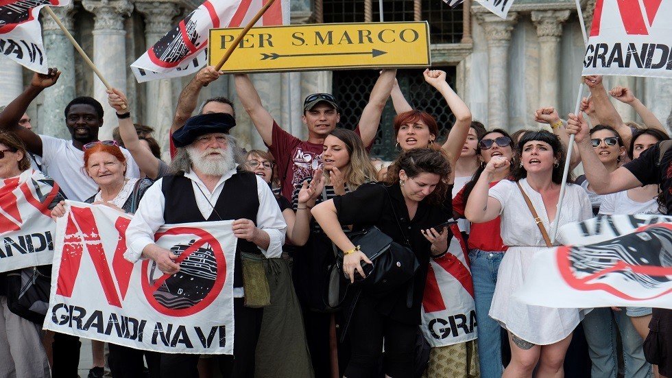 تظاهرة في البندقية الإيطالية ضد إبحار السفن الكبرى في خليجها