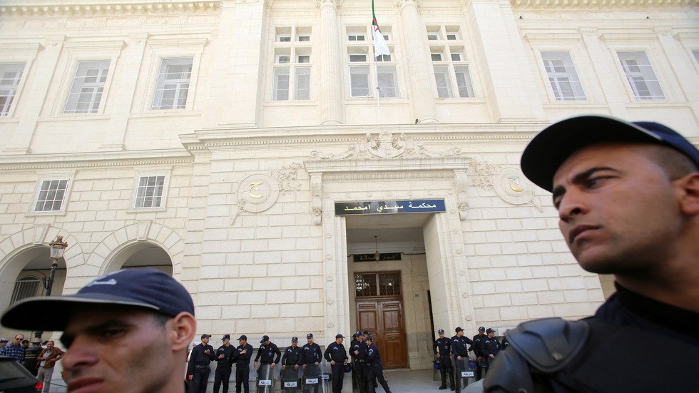 الجزائر.. حبس الأخوين طحكوت احتياطيا بتهم فساد