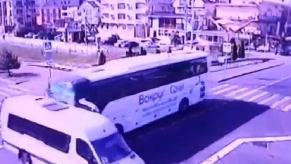 اصطدام حافلتين سياحيتين في سوتشي.. (فيديو)