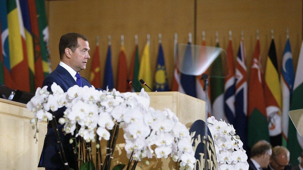 مدفيديف لا يستبعد تقليص أسبوع العمل إلى 4 أيام