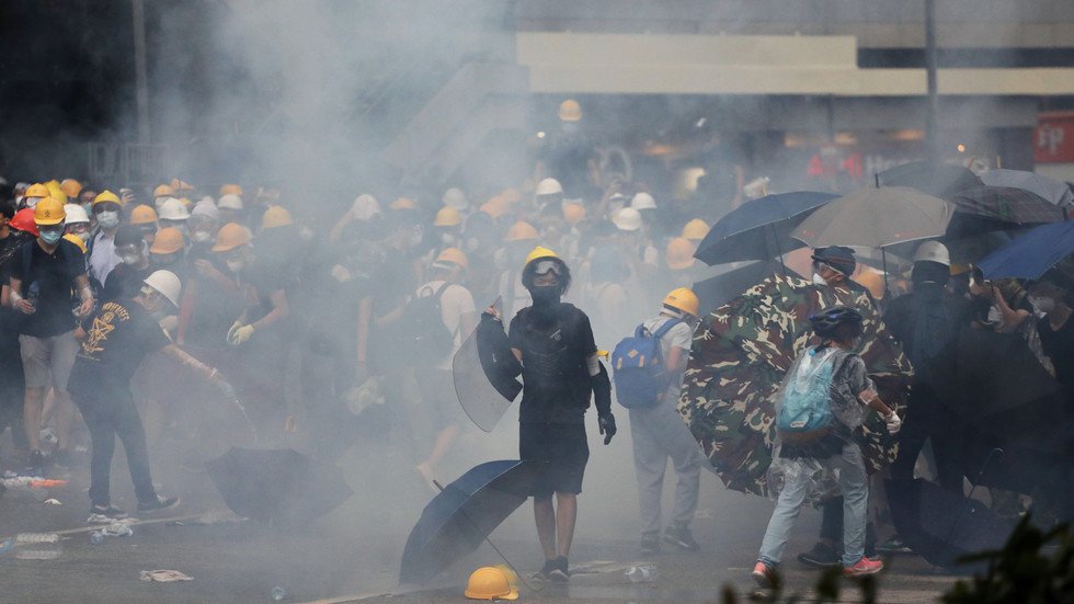 شاهد.. مواجهات بين الشرطة ومحتجين في هونغ كونغ بسبب قانون تسليم المطلوبين.