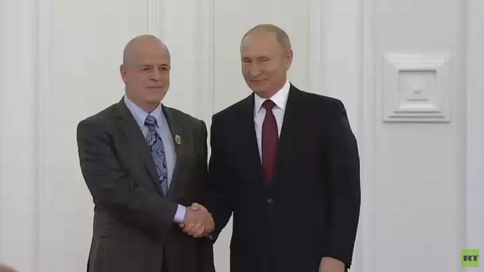 بوتين يمنح الأكاديمي المستعرب فيتالي ناؤمكين جائزة الدولة الروسية