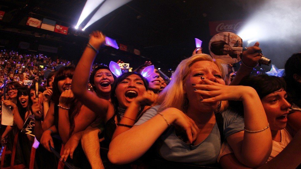 كوريون يؤدون أغنية "إنت معلم" ويحصدون إعجاب الآلاف