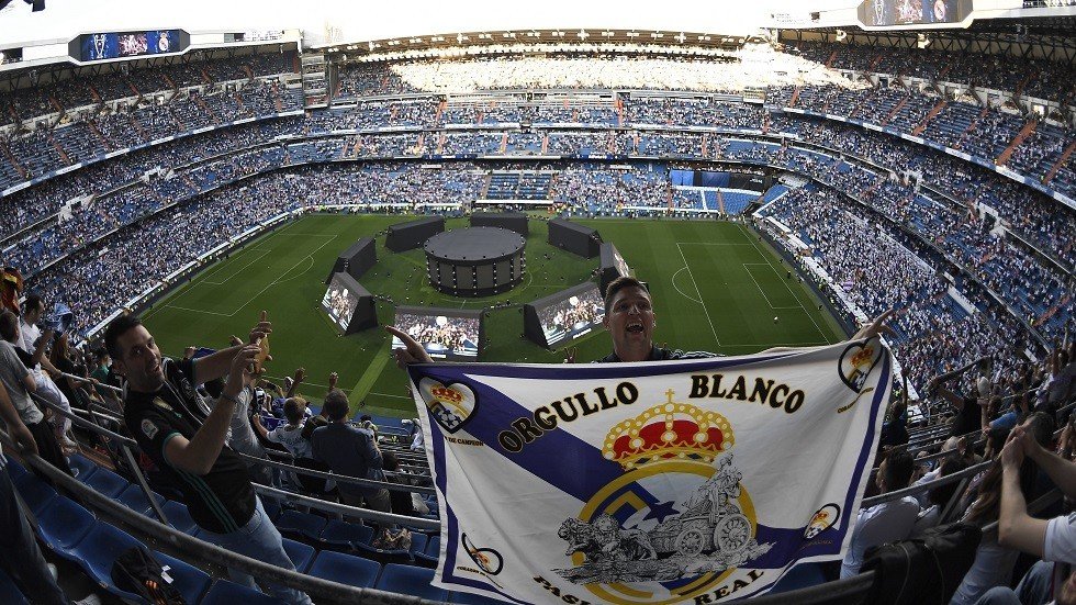 شاهد.. مشجع برشلوني يقع  بين جماهير ريال مدريد في مدرجات ملعب 