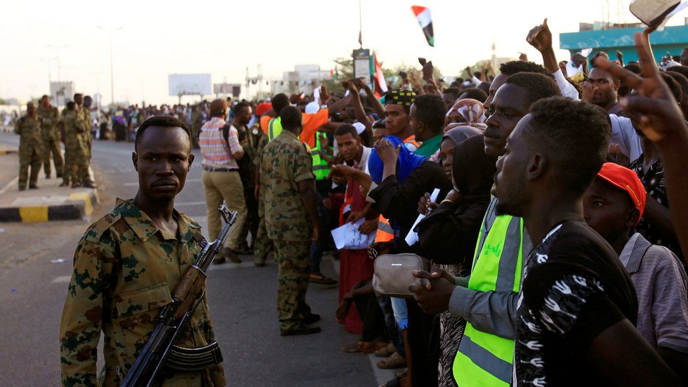 السودان.. "العسكري" يعلن اعتقال ألف عنصر نظامي شاركوا بفض اعتصام القيادة