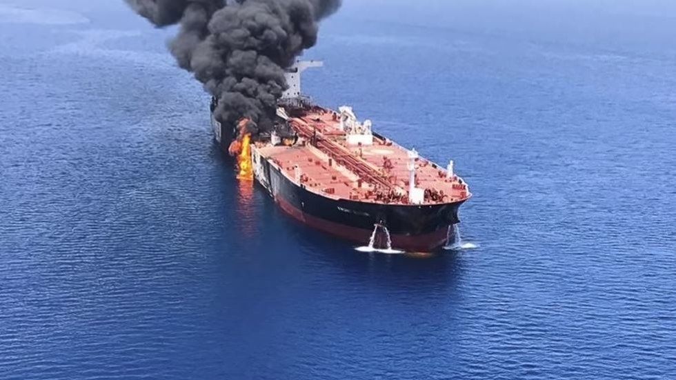 في خليج عمان تحترق الناقلات
