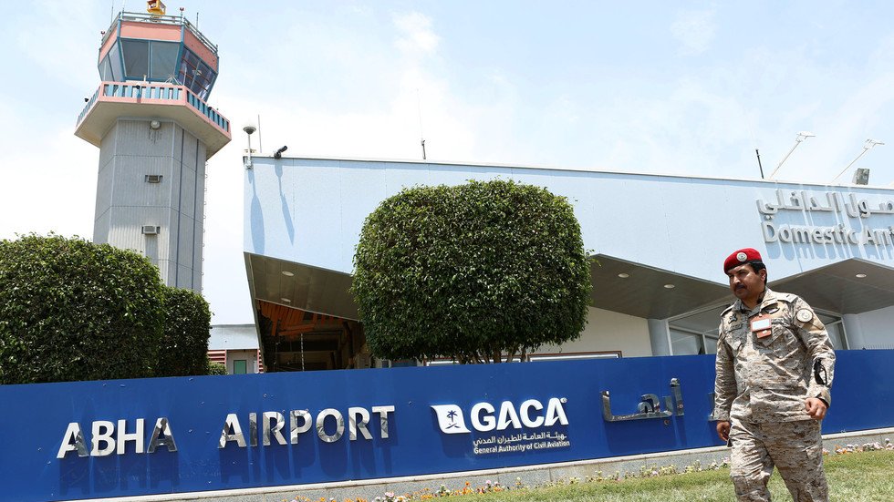 الحوثيون يكشفون تفاصيل "عملية أبها الثانية" ويؤكدون خروج المطار عن الخدمة