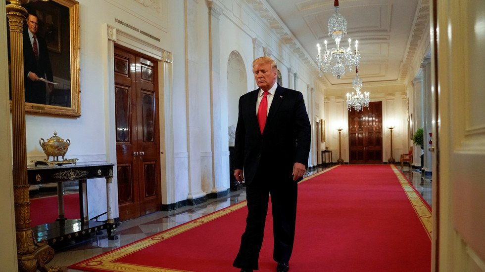 ترامب يحمل إيران مسؤولية الهجوم على ناقلتي النفط في خليج عمان