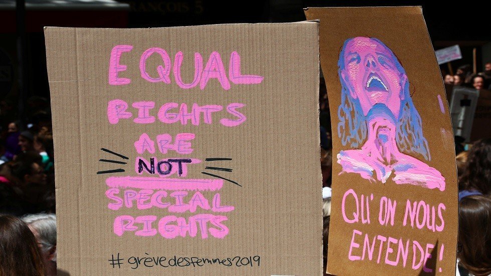 نساء سويسرا يضربن من أجل المساواة