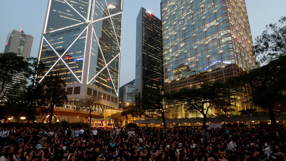 بكين تستدعي دبلوماسيا أمريكيا وتطالب واشنطن بعدم التدخل في شؤون الصين