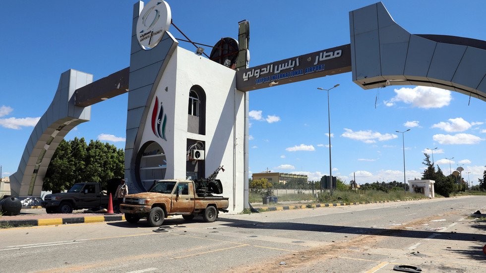 قوات حفتر تصد هجوما على مطار طرابلس