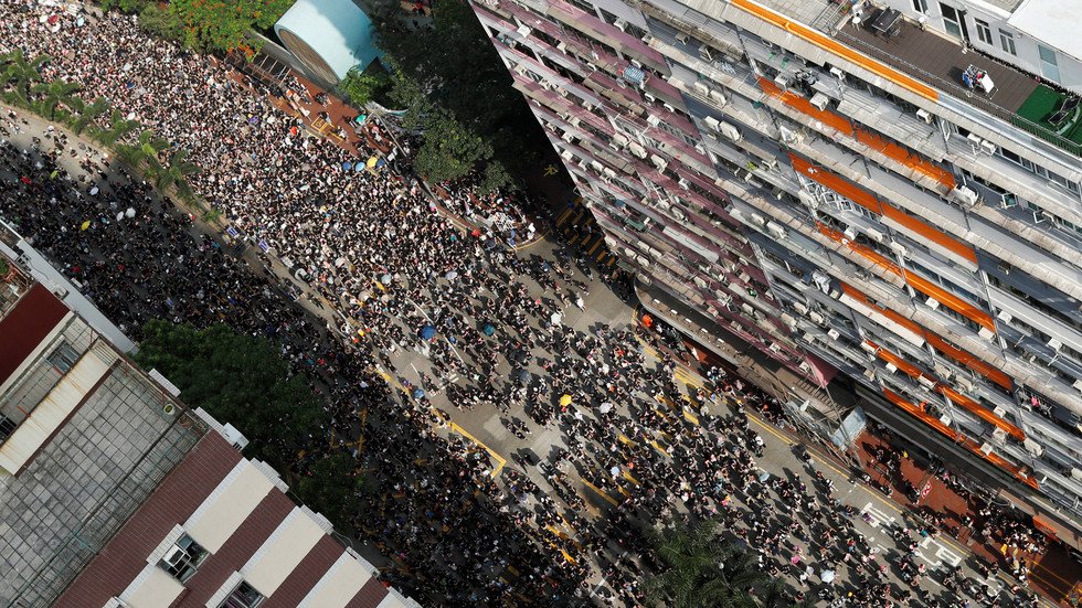 رغم تعليق مشروع القانون المثير للجدل.. الألوف يواصلون التظاهر في شوارع هونغ كونغ