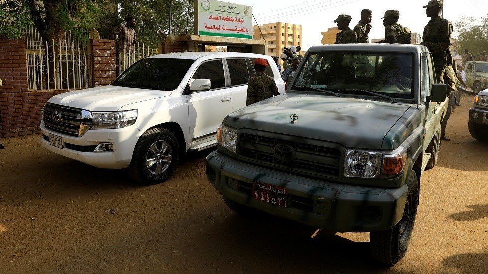 بالصور والفيديو.. أول ظهور للرئيس السوداني المعزول منذ الإطاحة بحكمه