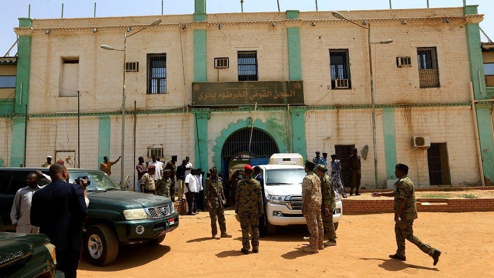 شاهد لحظة خروج الرئيس السوداني المعزول عمر البشير من السجن