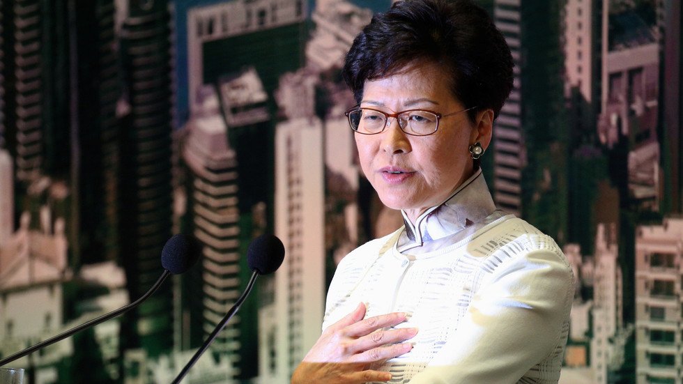 احتجاجات في هونغ كونغ تدفع برئيستها للاعتذار ورفض الاستقالة