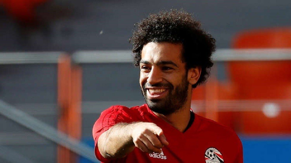 بالفيديو.. صلاح يوقع على طريقة لاعبي التنس أثناء مباراة 