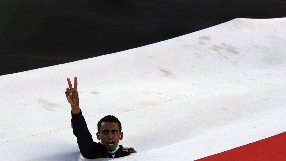 اليمن.. عرس جماعي للحوثيين في الحديدة على وقع المعارك والغارات