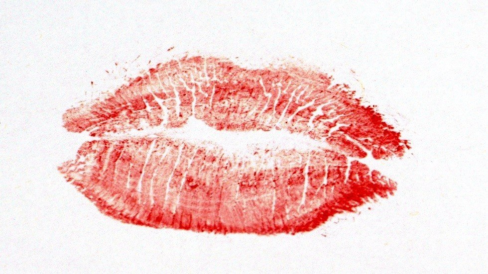 قبلة الموت.. قبلة تقتل شابة كندية