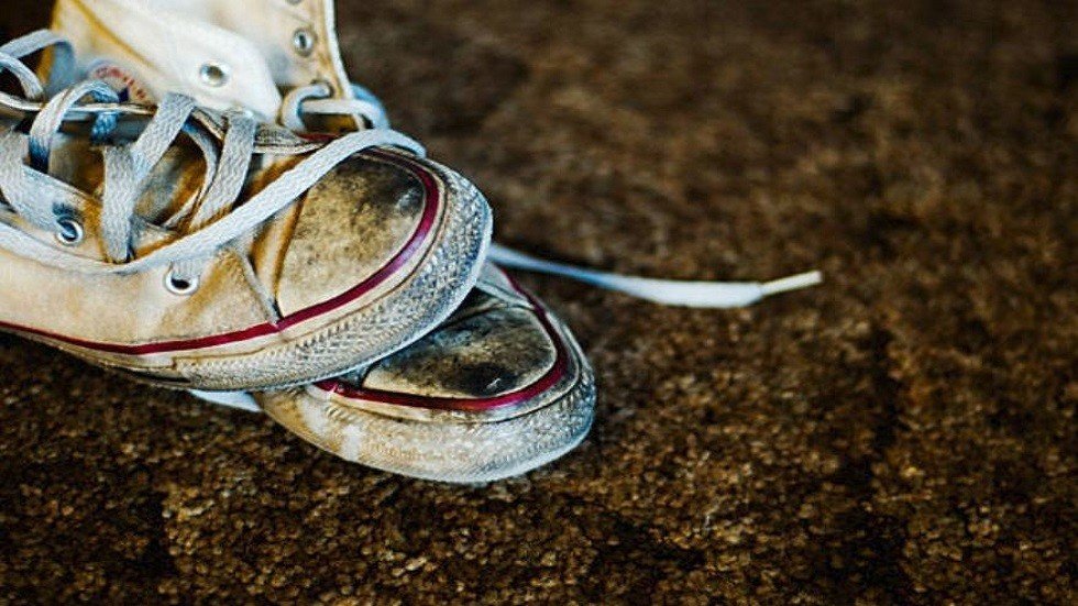  الأحذية القذرة داخل المنزل تحمي الأطفال من مرض التهابي مزمن!