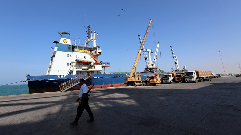 الحوثيون يعلنون عزمهم بدء تفتيش السفن في موانئ الحديدة برقابة أممية