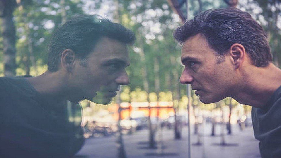 التحدث إلى النفس ليس جنونا بل علامة إيجابية للغاية!