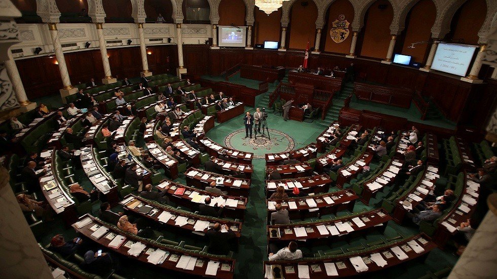 البرلمان التونسي يصوت لصالح قانون يمنع القروي والتراس من الترشح للانتخابات