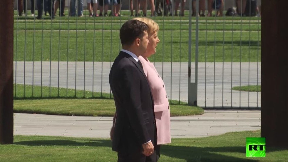 شاهد: رعشة غريبة تصيب المستشارة ميركل أثناء استقبالها  الرئيس الأوكراني