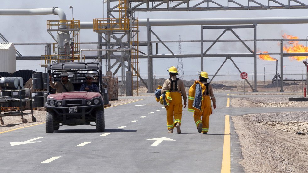 "إكسون موبيل" النفطية تخطط لإجلاء 20 من موظفيها الأجانب من البصرة بعد استهداف مقرها بالصواريخ